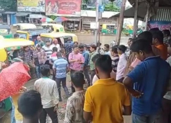 Undeclared auto strike in Jogendranagar, drivers rioted in front of police, and passengers were forcibly dropped off Undeclared auto strike in Jogendranagar, drivers rioted in front of police, and passengers were forcibly dropped off